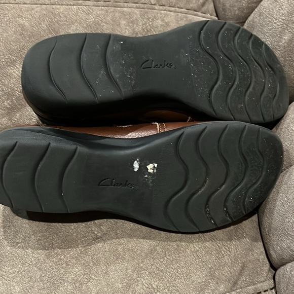 Brown 7.5 wide shoes slip-ons collection by Clark’s. Elastic sides - Picture 9 of 11